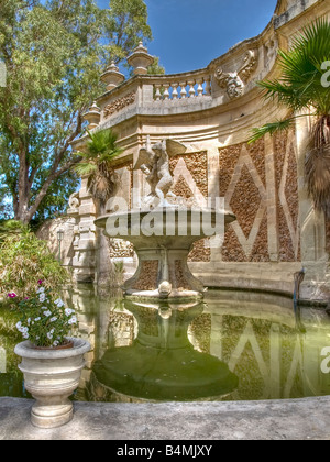 Ein mittelalterlicher Brunnen in einem öffentlichen Garten in Malta Stockfoto