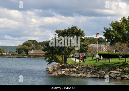 Waterfront Park am historischen Hafen von Plymouth, MA, USA mit Menschen gehen und sitzen auf der Parkbank Stockfoto