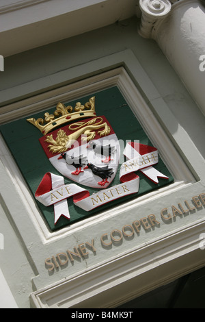 Stadt von Canterbury, England. Canterbury Wappen über dem Haupteingang, der Sidney Cooper Gallery am St.-Peter Tor. Stockfoto