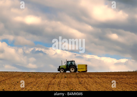 Traktor Aussaat ein brachliegender Acker Stockfoto