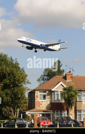 BMI British Midland Airbus A321 231 Flugzeug kommen, um am Heathrow Airport London Großbritannien Uk England landen Stockfoto