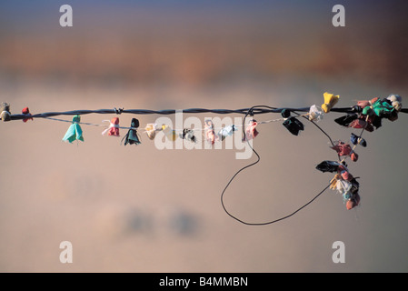 Gebetsfahnen und Draht-Herz auf einen Stacheldrahtzaun an der Manzanar Friedhof Manzanar National Historic Park California Stockfoto