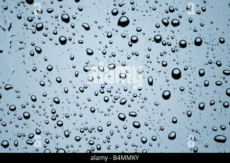 Wassertropfen auf Glas Stockfoto