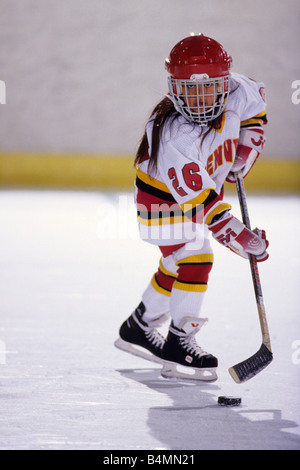 Junges Mädchen Eishockey zu spielen Stockfoto