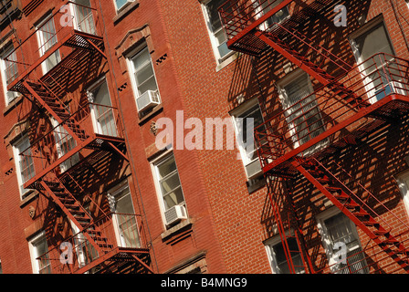 Ein New Yorker Nachbarschaft Ziegel Apartment, von der Straße aus gesehen. Stockfoto