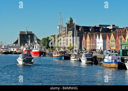 Motorboot vorbei an Bryggen Wharf im Innenhafen von Bergen in Westnorwegen Stockfoto