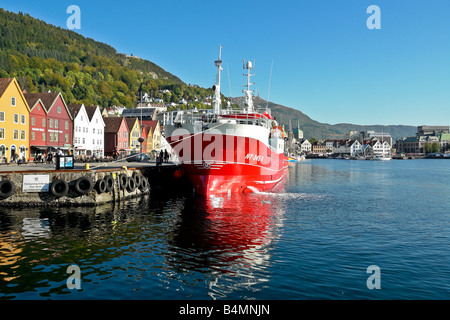 Trawler vertäut am Kai Bryggen in Bergen Inneren Hafen an der Westküste von Norwegen Stockfoto