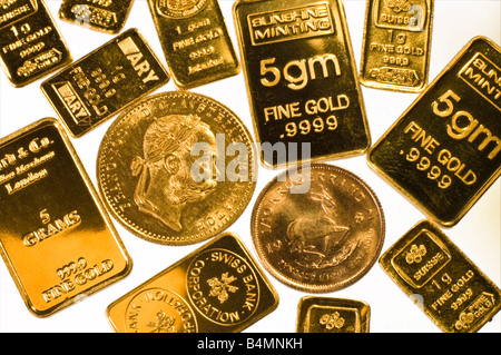 Goldbarren in kleinen Barren und Münzen; 1g, 2g und 5g Barren; Österreichische Dukaten und 1/10 Krügerrand Stockfoto