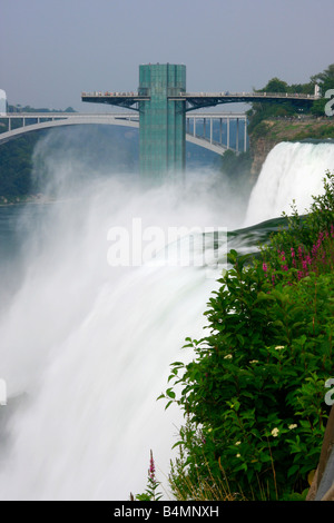 Rand des Niagara Fall und Bridal Veil von amerikanischer Seite in der Stadt NY USA US-Draufsicht von Touristen US-Daily Life Lifestyle Living lhi-res Stockfoto