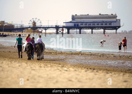 Eselreiten am Cleethorpes Strand am Meer an einem Sommertag in North East Lincolnshire Humberside in der Nähe von Grimsby Stockfoto