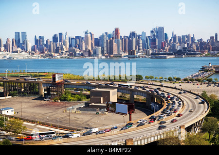 VERKEHR, AUTOBAHN, AUTOS, LKW, LICHT, BESCHÄFTIGT, SCHEINWERFER, KFZ, NATUR, STRAßE, VERKEHR, VIELE, URBANE SZENEN, KRÄHE Stockfoto