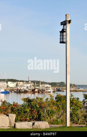 Malerische Aussicht von Plymouth Harbor, Plymouth MA mit alten altmodischen Laterne Holz Pole im Vordergrund Stockfoto