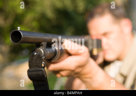 Ein Mann will eine Schrotflinte. Stockfoto