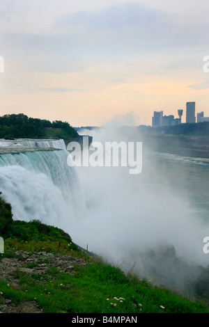 Am Rande des Niagara River fällt die amerikanische Seite NY in den USA Wasserfall Sommerlandschaft Nebel Wasser niemand von oben Blick außerhalb des Horizonts vertikal hochauflösend Stockfoto