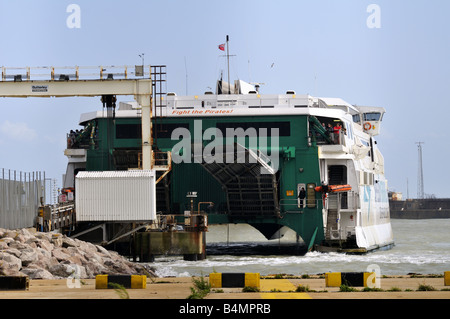 Speedferries Fähre von Frankreich kommend Andocken an Dover Hoverport UK Stockfoto