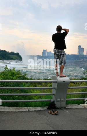 Die Niagarafälle amerikanische Seite Wasserfälle ein junger Mann, der ein Foto von New York NY City macht Bilder sehr hohe Auflösung in den USA vertikale Hochauflösung in den USA Stockfoto