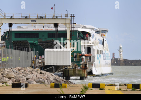 Speedferries Fähre von Frankreich kommend Andocken an Dover Hoverport UK Stockfoto