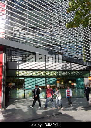 Marks und Spencer Ladenfront, ungewöhnlich beleuchtet, in der Entwicklung mehr London, London. Stockfoto