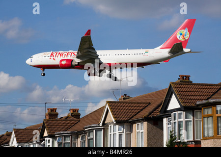 Kingfisher Airlines Airbus Flugzeug landet auf dem Flughafen London. (40) Stockfoto