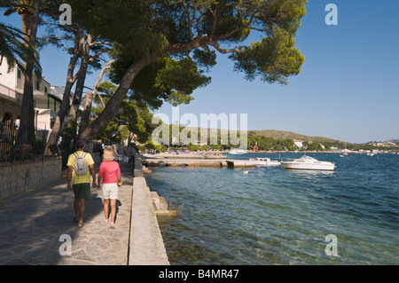 Touristen zu Fuß entlang der Pine Walk am Hafen von Pollensa, Mallorca, Spanien Stockfoto