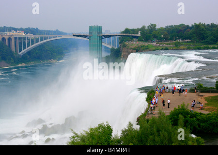 Edge of Niagara Falls Water American Side NY in USA Wasserfalllandschaft Top View Nebel Natur Touristen Menschen US Alltag Lifestyle Leben Hi-res Stockfoto