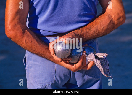 Detail der traditionellen Pose eines Boule-Spielers in der Provence Stockfoto