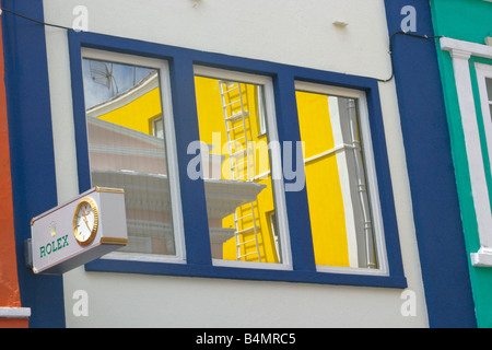 Bunte Reflexionen in einem Fenster, Oranjestad, Aruba Stockfoto