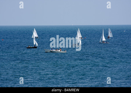 Lake Ontario New York New York NY wunderschöne Wasserlandschaft mit Segelbooten mit weißen Segeln über dem Kopf von oben, horizontale Sicht in den USA Hi-res Stockfoto