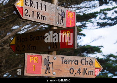 Wegweiser für Wanderer zwischen Terra Chã und Pico Branco auf Porto Santo der benachbarten Insel Madeira Stockfoto