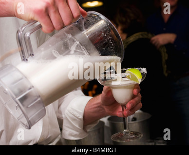 Mixgetränke wird eine frozen Margarita in ein Glas gegossen. Stockfoto