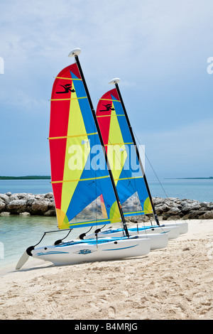Zwei Hobie Cat Katamarane am Sandstrand in Karibik Gewässer auf Coco Cay, Bahamas Stockfoto