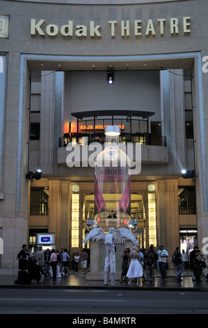 Riesige Absolut Los Angeles Wodkaflasche vor dem Kodak Theater am Hollywood Boulevard, Los Angeles Stockfoto