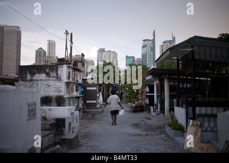 Ein Filipino trägt einen Beutel mit Reis zu ihm nach Hause in Makati katholischen Friedhof in Makati City (Metro Manila), Philippinen. Stockfoto