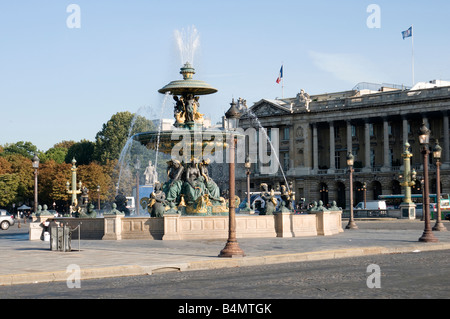 Ein Brunnen in der Place De La Concorde in Paris Stockfoto