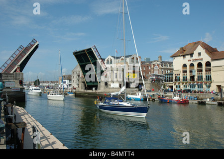 Yachten auf der Durchreise die Stadtbrücke, Weymouth, Dorset, England, UK Stockfoto