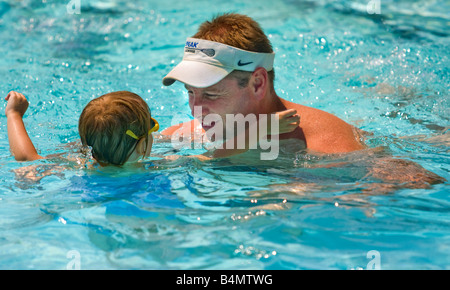 Vater und Tochter, Schwimmen im Pool für Geschichten über Pool Sicherheit. Der Pool hat eine spezielle Absperrventil, wenn Kinder Filter berühren Stockfoto