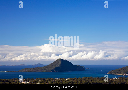 Port Stephens Ostküste New South Wales Australien. Blick durch den Yacaaba Head und Tomaree Kopf in Richtung des Ozeans mit Broughton Insland in der Stockfoto