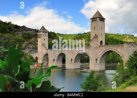 Pont Valentré über dem Fluss Lot in Cahors, MIDI-Pyrénées, Frankreich Stockfoto