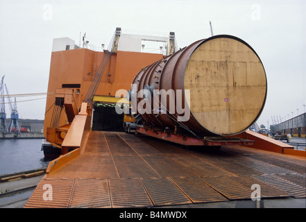 Ro-Ro-Betrieb im Hamburger Hafen. Stockfoto