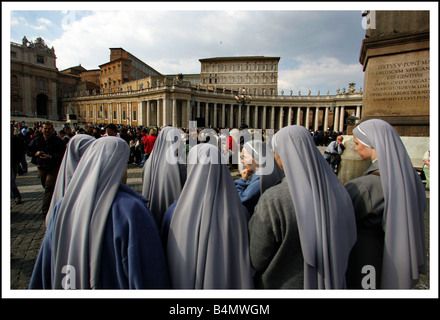 Tod von Papst Johannes Paul II April 3rd 2005 Tagesanbruch über St Petersplatz wie Nonnen teilnehmen Masse nach dem Tod des Papstes April 2005 der 2000er Jahre Mirrorpix Stockfoto