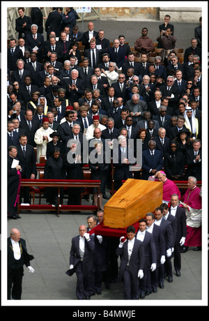 Papst Johannes Paul II Beerdigung in St Peters Sq Rom der Totenmesse wurde von Zehntausenden in der quadratischen Folienskripten über 200 führenden Politiker der Welt unser Bild zeigt der Sarg mit dem Leichnam Papst s geht von den 200 weltweit führenden sahen, die die Beerdigung Stockfoto