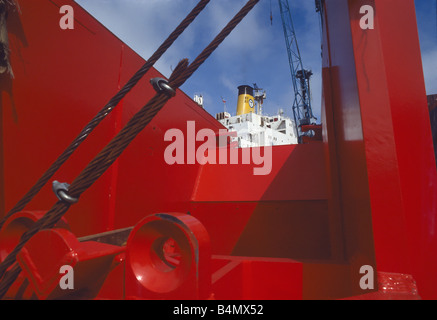 Ro-Ro-Betrieb im Hamburger Hafen. Stockfoto