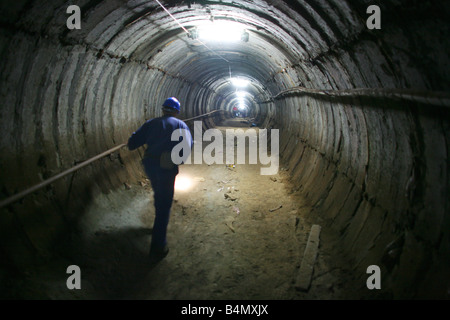 Es gibt mehrere u-Bahn Kohleminen In Bulgarien immer noch in Betrieb Kohlen verwendet werden, um Strom zu erzeugen in der Kraftwerke in der Nähe der Mine die Kohlen fast 100 der nationalen Strom Forderungen von Bulgarien am meisten Minen privatisiert bieten sind, Arbeitsbedingungen sind hart in der Minen-Arbeiter-Abstieg bis zu 700 Meter u-Bahn, es ist gefährlich, da die Sicherheitsvorschriften nicht sehr ernst Arbeiter sind haben Löhne zwischen 200 bis 400 Euro pro Monat, die meisten davon sterben, Junge vor 50 aufgrund longdiseases Stockfoto