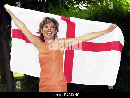 Carol Vorderman Juni 2000 TV Moderatorin ausgezeichnet MBE in Birthday Honours List beim Countdown Studio Yorkshire Fernsehen in Leeds mit England Flagge vor ihrem Spiel Stockfoto