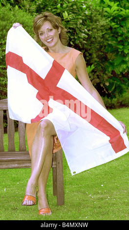 Carol Vorderman Juni 2000 TV Moderatorin ausgezeichnet MBE in Birthday Honours List beim Countdown Studio Yorkshire Fernsehen in Leeds mit England Flagge vor ihrem Spiel Stockfoto