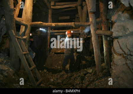 Es gibt mehrere u-Bahn Kohleminen In Bulgarien immer noch in Betrieb Kohlen verwendet werden, um Strom zu erzeugen in der Kraftwerke in der Nähe der Mine die Kohlen fast 100 der nationalen Strom Forderungen von Bulgarien am meisten Minen privatisiert bieten sind, Arbeitsbedingungen sind hart in der Minen-Arbeiter-Abstieg bis zu 700 Meter u-Bahn, es ist gefährlich, da die Sicherheitsvorschriften nicht sehr ernst Arbeiter sind haben Löhne zwischen 200 bis 400 Euro pro Monat, die meisten davon sterben, Junge vor 50 aufgrund longdiseases Stockfoto