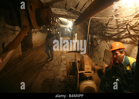 Es gibt mehrere u-Bahn Kohleminen In Bulgarien immer noch in Betrieb Kohlen verwendet werden, um Strom zu erzeugen in der Kraftwerke in der Nähe der Mine die Kohlen fast 100 der nationalen Strom Forderungen von Bulgarien am meisten Minen privatisiert bieten sind, Arbeitsbedingungen sind hart in der Minen-Arbeiter-Abstieg bis zu 700 Meter u-Bahn, es ist gefährlich, da die Sicherheitsvorschriften nicht sehr ernst Arbeiter sind haben Löhne zwischen 200 bis 400 Euro pro Monat, die meisten davon sterben, Junge vor 50 aufgrund longdiseases Stockfoto