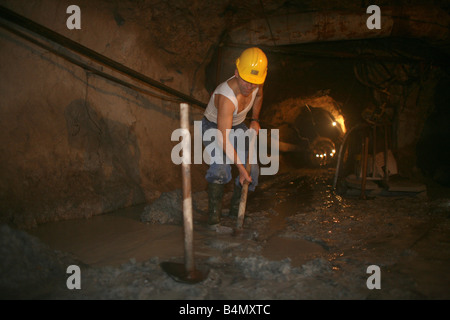 Es gibt mehrere u-Bahn Kohleminen In Bulgarien immer noch in Betrieb Kohlen verwendet werden, um Strom zu erzeugen in der Kraftwerke in der Nähe der Mine die Kohlen fast 100 der nationalen Strom Forderungen von Bulgarien am meisten Minen privatisiert bieten sind, Arbeitsbedingungen sind hart in der Minen-Arbeiter-Abstieg bis zu 700 Meter u-Bahn, es ist gefährlich, da die Sicherheitsvorschriften nicht sehr ernst Arbeiter sind haben Löhne zwischen 200 bis 400 Euro pro Monat, die meisten davon sterben, Junge vor 50 aufgrund longdiseases Stockfoto