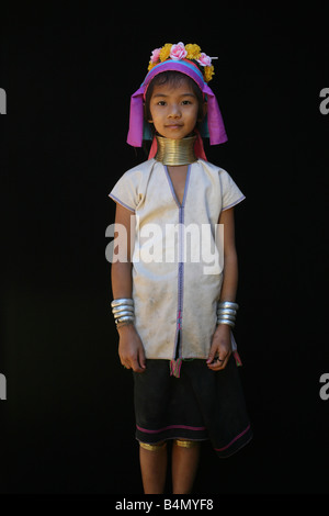 Porträt eines jungen Mädchens Longneck ca. 300 birmanischen Flüchtlinge in Thailand Mitglieder der indigenen Gruppe bekannt als die Longnecks die größte der drei Dörfer sind, wo die Longnecks Leben, heißt gelegen Nai Soi in der Nähe von Mae Hong Son Stadt Longnecks Verschleiß Metall-Ringe auf den Hals, die das Schlüsselbein nach unten drücken und den Hals sind sie eine touristische, die Attraktion Touristen Nai Soi besuchen zu fotografieren die Longnecks und kaufen ihr Kunsthandwerk sind die Dörfer, zu verlängern als menschliche Zoos kritisiert von Menschenrechtsorganisationen Stockfoto