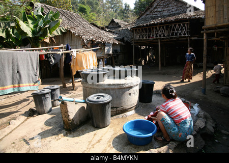 Ein Flüchtling Frau wäscht Kleidung im Lager rund 130 000 burmesischen Flüchtlinge siedelten in Thailand wegen Unterdrückung in ihrer Heimat Myanmar Burma etwa 30 000 Flüchtlinge leben heute im Westen Thailands Mae Sot und erhalten humanitäre Hilfe ein weiteres 200 birmanischen Flüchtlinge in La pro Her ein Dorf auf der burmesische Seite der Grenze zu Thailand den Müll niedergelassen haben zu überqueren, weil sie in ihrer Heimat dieser Flüchtlinge bleiben wollen unterstützen die Rebellenbewegung Straflosigkeit Karen National Liberation Army betreibt in östlichen Birma Jan 2007 Stockfoto